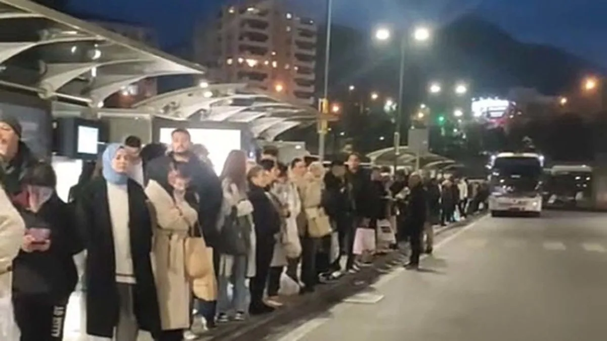İzmir’de maaş krizi büyüyor! Otobüs şoförleri iş bıraktı, metro seferleri de aksadı