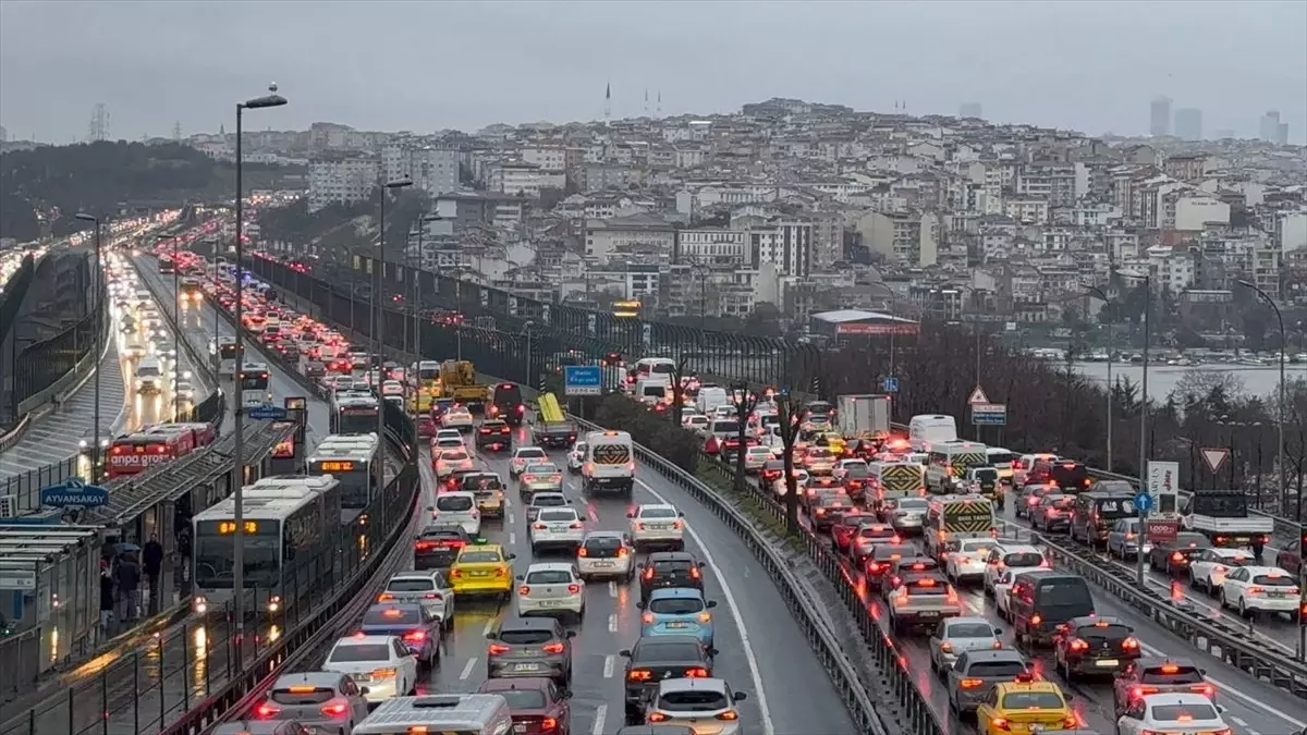 İstanbul’da sabah saatlerinde trafik yoğunluğu yaşanıyor