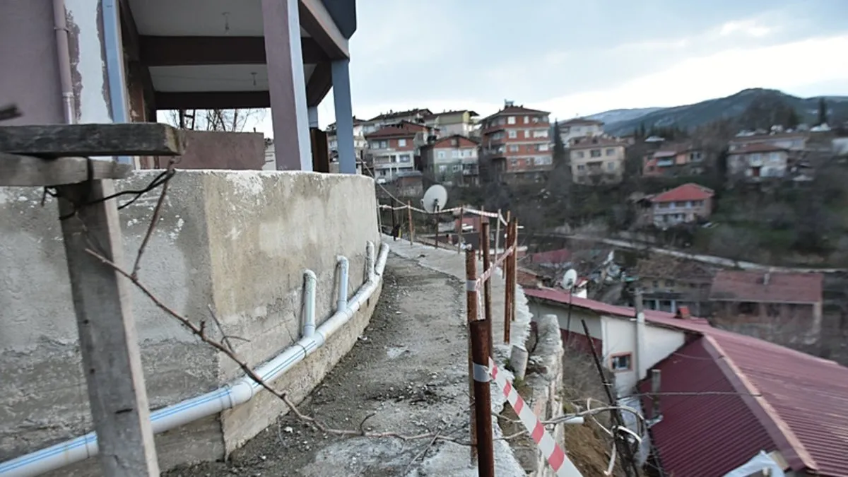 Sinop’ta istinat duvarı çöktü: Bir apartman ve ev tahliye edildi!