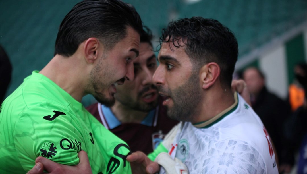 Konyaspor-Trabzonspor maÃ§Ä±nÄ±n uzatma dakikalarÄ±nda futbolcular birbirine girdi