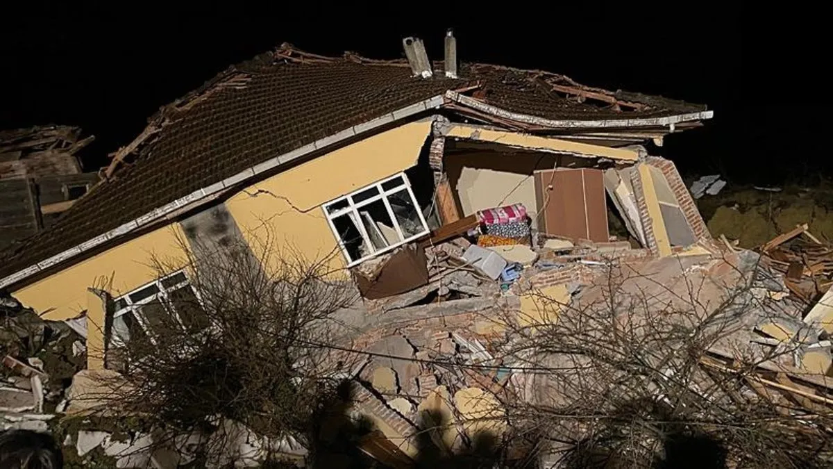 Sinop’ta heyelan: 3 ev yıkıldı, 4 yaralı