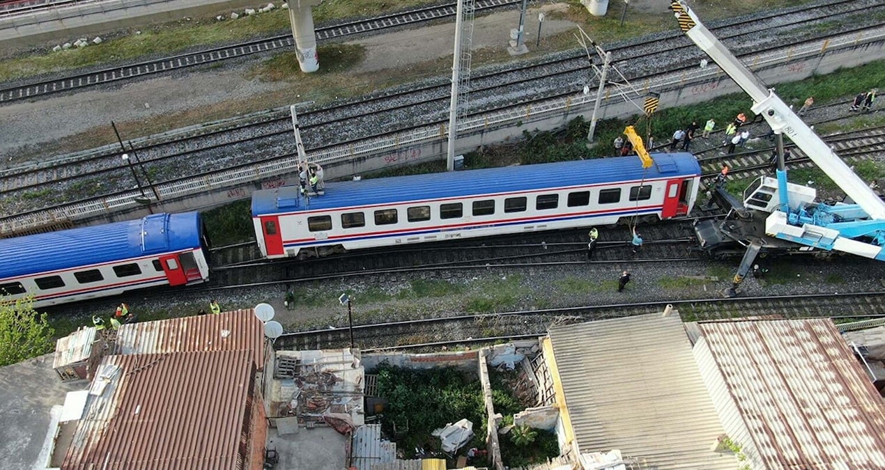 İzmir’de yolcu treninin vagonu raydan çıktı